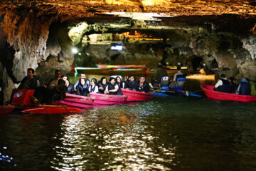 Turistas en la cueva de Ali Sadr