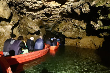 Turistas en la cueva de Ali Sadr