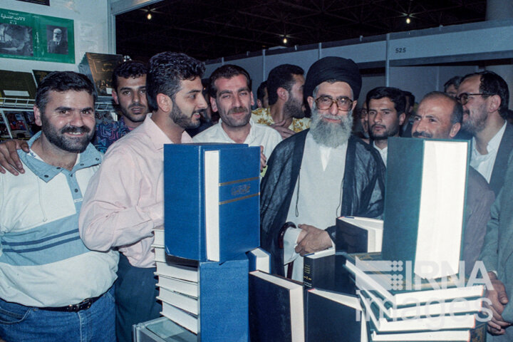 سفارش رهبر انقلاب؛ به جای تماشای آگهیهای تلویزیونی کتاب بخوانید