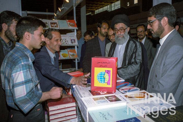 سفارش رهبر انقلاب؛ به جای تماشای آگهیهای تلویزیونی کتاب بخوانید