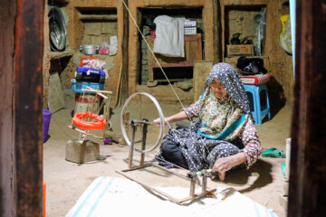 Tejidas a mano de textiles en la aldea Ruin