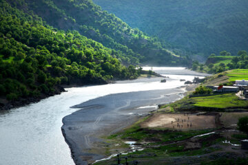 Beauté printanière de la rivière Bazoft dans le sud-ouest de l'Iran