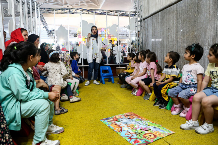 بازی کن و کتاب بخوان