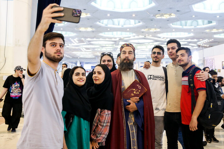 مردم روزانه چقدر با کتاب سر و کار دارند؟ + فیلم