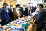 قائد الثورة الإسلامية يتفقد معرض طهران الدولي للكتاب