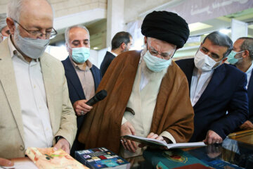بازدید رهبر انقلاب از نمایشگاه بین‌المللی کتاب تهران