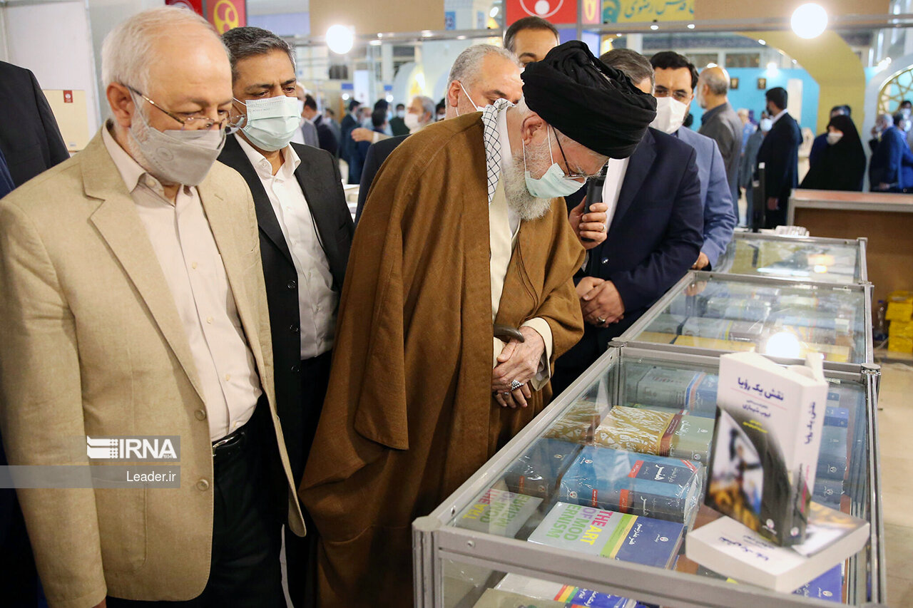 Der Oberste Führer besucht die 34. Internationale Buchmesse in Teheran 
