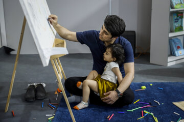 Presencia de niños en la Feria Internacional del Libro de Teherán