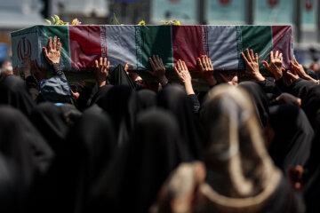 Teherán de luto por el aniversario del martirio del Imam Sadeq (P)
