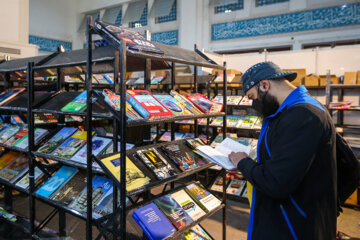 مردم در نمایشگاه کتاب با خدمات کتابخانه ملی آشنا می‌شوند