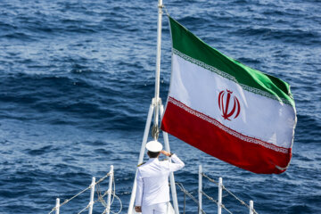 مراسم صبحگاه دریابانان در ناو تمام ایرانی دنا