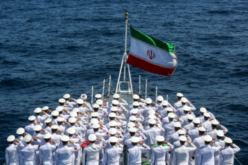 مراسم صبحگاه دریابانان در ناو تمام ایرانی دنا