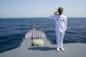 مراسم صبحگاه دریابانان در ناو تمام ایرانی دنا