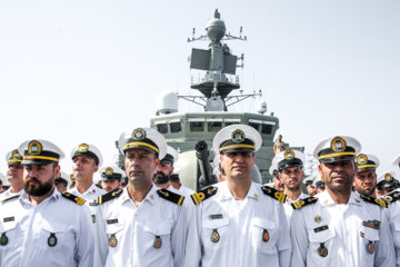 مراسم صبحگاه دریابانان در ناو تمام ایرانی دنا