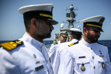 مراسم صبحگاه دریابانان در ناو تمام ایرانی دنا