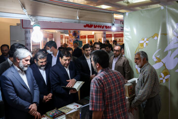  El primer vicepresidente de Irán visita la Feria Internacional del Libro de Teherán