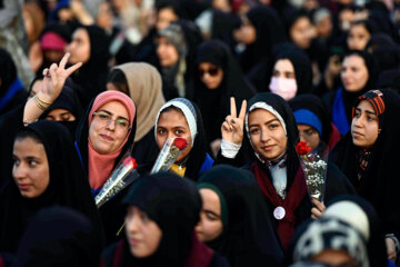 Las estudiantes iraníes se reúnen en el mausoleo de Hazrat Fatima Masume (P)