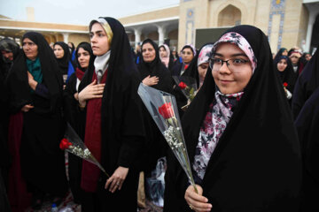 Las estudiantes iraníes se reúnen en el mausoleo de Hazrat Fatima Masume (P)