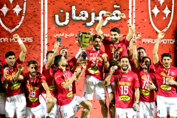 جام قهرمانی در دستان پرسپولیسی‌ها