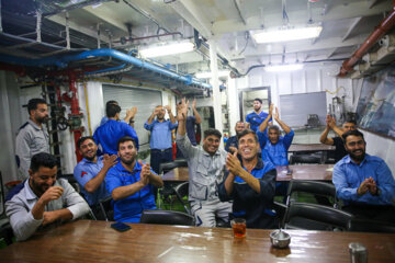 Los tripulantes del destructor Dena celebran el campeonato del equipo de fútbol de Persépolis 