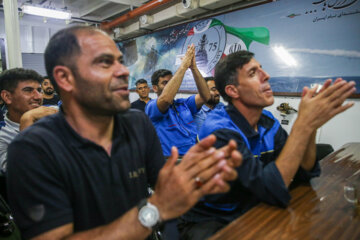Los tripulantes del destructor Dena celebran el campeonato del equipo de fútbol de Persépolis 