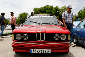 Desfile de coches clásicos en Shahr-e Kord