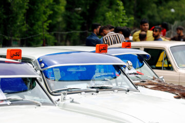 Desfile de coches clásicos en Shahr-e Kord