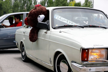 Desfile de coches clásicos en Shahr-e Kord