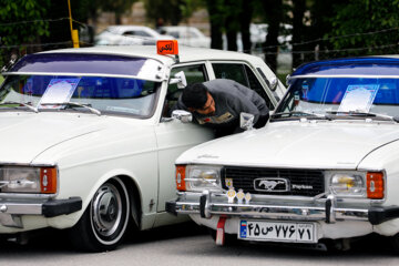 Desfile de coches clásicos en Shahr-e Kord