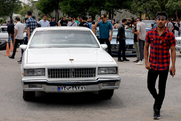 Desfile de coches clásicos en Shahr-e Kord