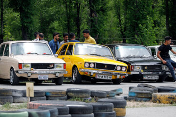 Desfile de coches clásicos en Shahr-e Kord
