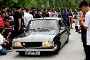 Desfile de coches clásicos en Shahr-e Kord