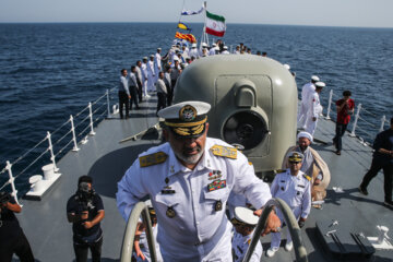 El comandante de las Fuerzas Navales del Ejército de Irán da la bienvenida a los marineros iraníes
