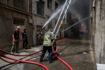 مهار آتش‌سوزی انبار لوازم موتورسیکلت در میدان رازی/انتقال هشت مصدوم به بیمارستان