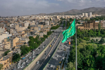 پرچم مزین به نام امام علی(ع) در میدان پژوهش همدان به اهتزاز درآمد