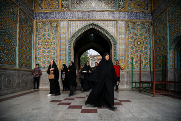 Ceremonia de cambio de bandera en la cúpula del mausoleo de Hazrat Fatima Masume (P)