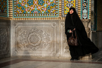 Ceremonia de cambio de bandera en la cúpula del mausoleo de Hazrat Fatima Masume (P)