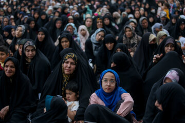 Ceremonia de cambio de bandera en la cúpula del mausoleo de Hazrat Fatima Masume (P)