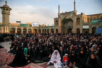 Ceremonia de cambio de bandera en la cúpula del mausoleo de Hazrat Fatima Masume (P)