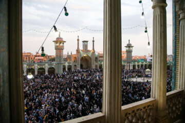 Ceremonia de cambio de bandera en la cúpula del mausoleo de Hazrat Fatima Masume (P)