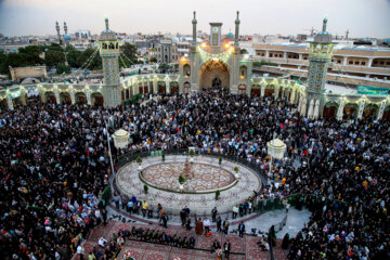 Ceremonia de cambio de bandera en la cúpula del mausoleo de Hazrat Fatima Masume (P)