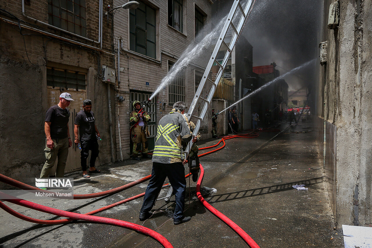 مهار آتش‌سوزی انبار لوازم موتورسیکلت در میدان رازی/انتقال هشت مصدوم به بیمارستان