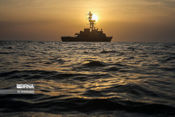 ناوشکن دنا در خلیج فارس