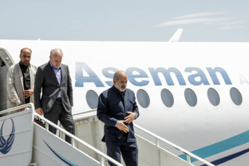 ورود «احمد وحیدی» وزیر کشور به فرودگاه شهدای ایلام