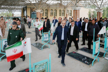 حضور «احمد وحیدی» وزیر کشور در مزار شهدای گمنام ایلام و ادای احترام به مقام شامخ شهداء