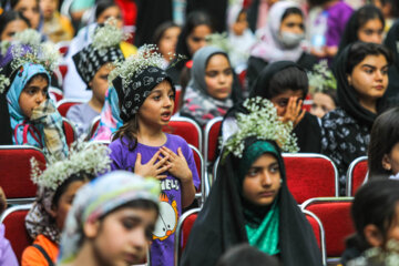 Une fête intitulée « Comme Masoumeh » a été célébrée ce mercredi soir (24 mai 2023 ) en honneur des adolescentes, avec la présence de 1 500 filles âgées de 8 à 11 ans dans le Mossalla de l'imam Khomeiny de Karaj près de Téhéran.
(Photo : Mohammad Mahdi PourArab)
