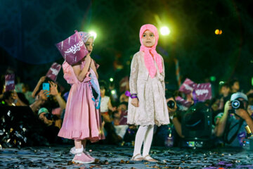A l'occasion de l’anniversaire de la bienheureuse naissance de la vénérée Massoumeh, Paix sur elle, (l’une des descendante du Grand Prophète de l’Islam (SAWS) et de la « Décade d'Honneur », les célébrations de la journée nationale des filles iraniennes ont eu lieu jeudi soir (25 mai 2023) sur la place Imam Hossein de la capitale Téhéran. Photo : Mohammad Mahdi PourArab