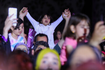 A l'occasion de l’anniversaire de la bienheureuse naissance de la vénérée Massoumeh, Paix sur elle, (l’une des descendante du Grand Prophète de l’Islam (SAWS) et de la « Décade d'Honneur », les célébrations de la journée nationale des filles iraniennes ont eu lieu jeudi soir (25 mai 2023) sur la place Imam Hossein de la capitale Téhéran. Photo : Mohammad Mahdi PourArab