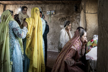 دخترها در حال آراستنِ مِینا و لَچَک (روسری محلی) خودهستند تا برای جشن عروسی آماده شوند.
