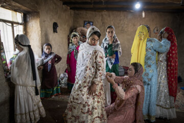 یکی از اقوامِ عروس "بندِسوزن" را که یکی از تزئینات رنگی و مهره ای لباس زنانه محسوب می شود را برای عروس تنظیم می کند.